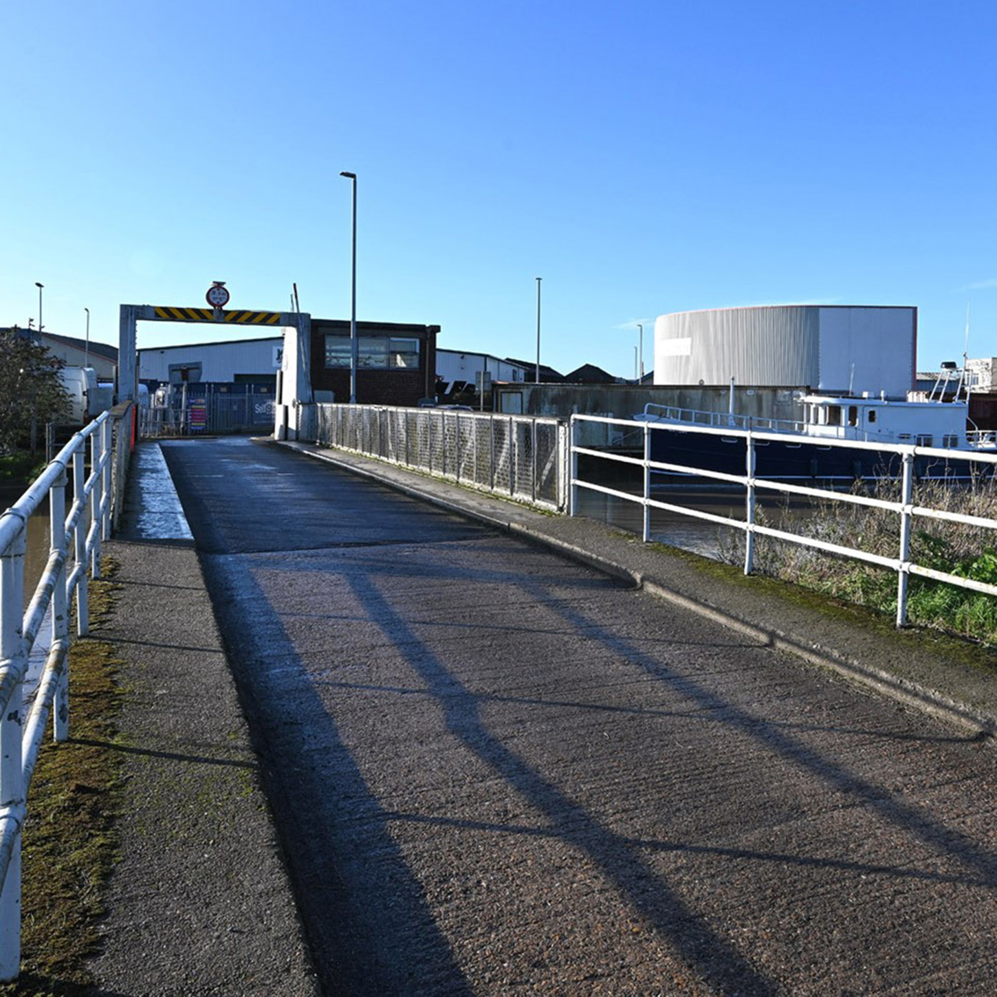Weel Bridge road and Bridge house